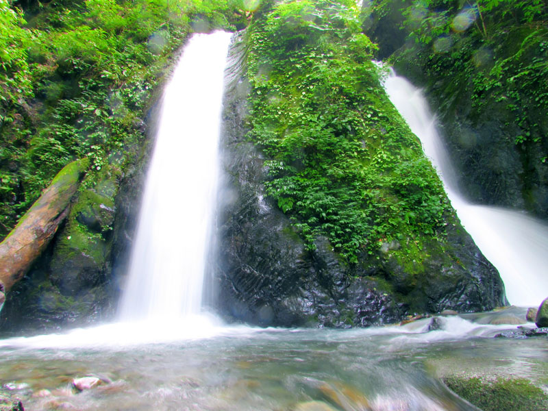 あつーい夏に 天然のクーラー 滝 は本当に涼しいかを調査 こ こすげぇー 小菅村の情報発信中