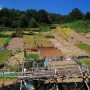 八幡神社の近くからは、急斜面を利用した「掛け軸畑」と呼ばれる畑を見ることもできます
